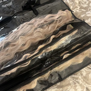 2 paket 60 cm löshår rapunzel  - Säljer 2 st paket löshår ifrån rapunzel, varav det ena är oanvänt.  Alltså 14 delar, kan sälja endast ett men säljer gärna ihop. 