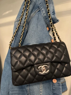 Handväska  - Handväska/axelbandsväska i läder. 