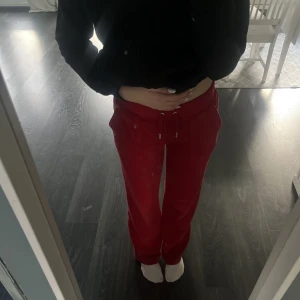 Röda juicy byxor  - Säljer dessa pga att de är förstora och inte kommer till användning. Använda ett fåtal gånger och är i super bra skick 