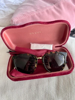 Jättefina solglasögon från Gucci - Säljer av lite av mina märkessolglasögon. Dessa är från Gucci men är osäker på vad modellen heter.  