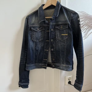 Jeansjacka från meltinpot - Jeansjacka i nyskick från italienska meltinpot. Strl S (passar även medium)