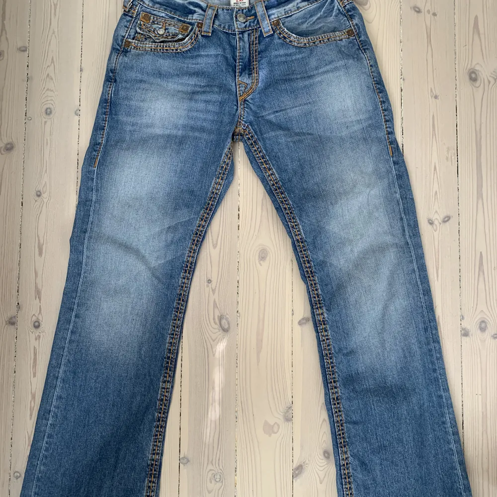 Säljer mina super snygga baggy True Religion Jeans med cool tvätt som är bootcut!!! Midjemått tvärs över: 40cm, Innerbenslängd: 83cm. Skriv om du har några funderingar!. Jeans & Byxor.