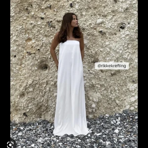 Vit klänning - Säljer min långa vita klänning ifrån nakd, josefine hj kollektion i storlek 34. Använt 2 gånger, som ny