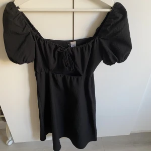 Klänning - Svart söt klänning som är helt oanvänd 