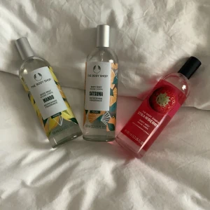 The body shop body mist  - Säljer dessa tre body misterna då de inte kommer till användning. Jag säljer de för 75 kr st eller alla tre för 200 kr. Köparen står för frakten😊🌸✨ Dofterna är jordgubb, mango och satsuma. 