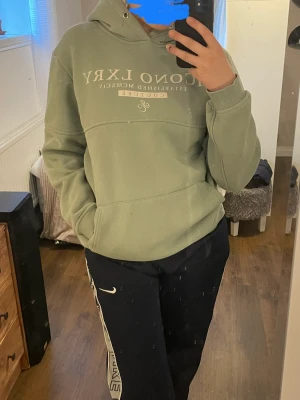 Grön hoodie  - Väldigt varm och mysig hoodie.  Nästan aldrig andvänd och i jätte bra skick! Om ni tycks se en fläck på sista bilden så beror det på min kamera det är inte på tröjan💕