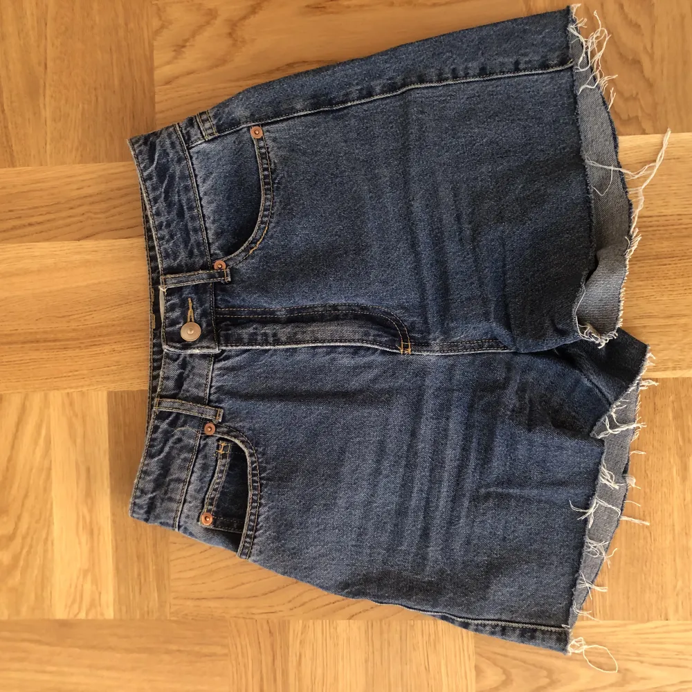Blå jeans shorts som egentligen är ett par avklippta jeans. De är lite 80s meddelar. Säljer då de inte är min stil länge.. Shorts.
