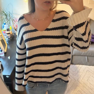 Randig stickad tröja  - Superfin randig stickad tröja perfekt till sommaren💥💥