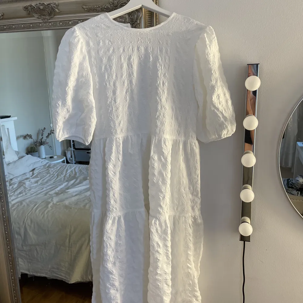 Oanvänd vit klänning som passar till student eller konfirmation och till vardags. Jag säljer den då jag beställde många studentklänningar och valde en annan💕. Klänningar.