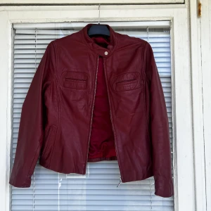Vintage läderjacka skinnjacka leatherjacket bikerjacka motorcykeljacka läder leather vintage jacka jacket motorcykeljacka motojacka - Vintage läderjacka (äkta läder) säljes, upplevs som en strl: M. 
