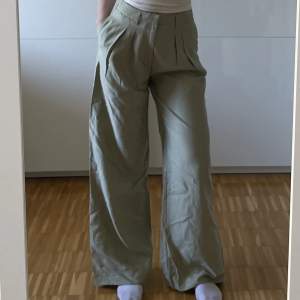 Olivgröna vida byxor från Zara i jätteskönt material, perfekt till våren och sommaren! Byxorna är långa och är i storlek M. 