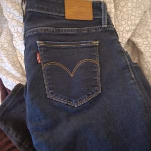 Klassiska Skinny levis jeans ,mörkblå. Jag är 158 cm lång. Strl 27/28