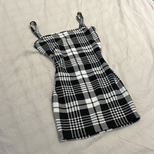Rutig klänning - En rutig klänning med svart och vit, är skön och mjuk innuti 