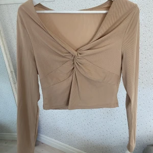 Beige topp - Strl S, stretchigt material, endast testad, 150kr🤎