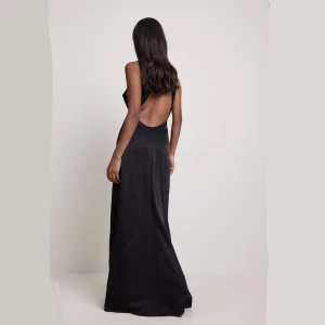 Maxiklänning satin - Superfin helt ny och oanvänd maxiklänning i svart satin från NAKD. Helt slutsåld. Jättefin i ryggen och lång i längden. Passar perfekt som balklänning!🤍