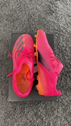 Fotbollsskor adidas - Fräscha och knappt använda fotbollsskor från adidas Köpta förra året. Storlek 37 1/3 