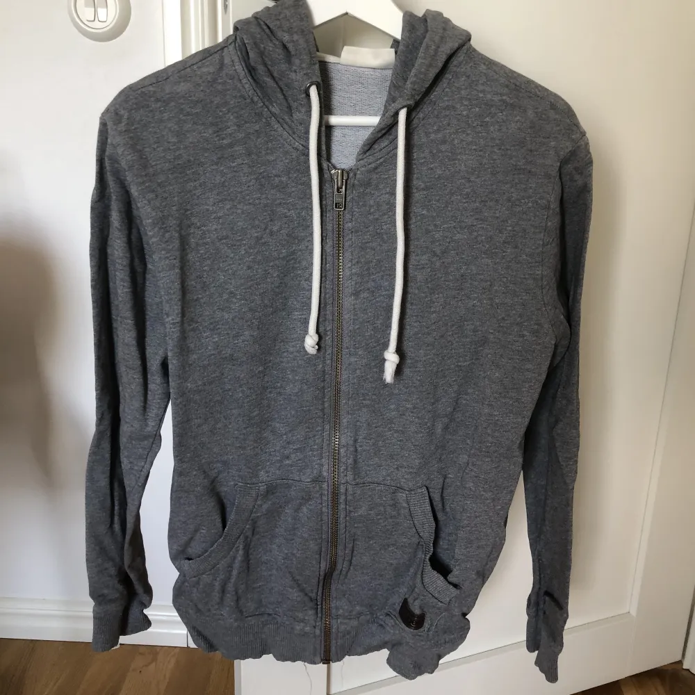 En mörkare grå zip-up hoodie som jag inte använder längre. Storlek M. Rensar ut min garderob så hitta mer kläder i min profil. Jag ger rabatt vid köp av fler plagg än 1. Hoodies.