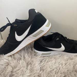 Nike nightgazer textile low köpta från Nikes butik för många år sedan. Testade i butik och i loftgången helt fläckfria storlek 47. Skick 10/10