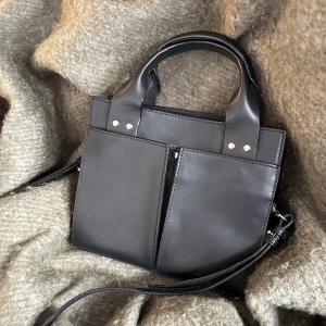 Liten Vero Moda väska  - Fin liten Vero Moda väska, säljer då den inte kommer till användning. Den är som ny. Köpt för cirka 800kr💗