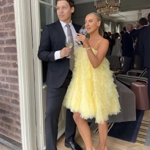 Klänning - Snyggaste klänningen till sommar. Så snygg volang klänning i en så fin gul färg, helt oanvänd strl 40 men  Passar strl s-m o strl 38. Går inte att få tag i slur i alla storlekar.