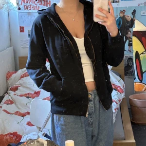 Luvtröja - Svart basic luvtröja! Knappt använd men köpt secondhand! Jätte snygg och skön men kommer inte till användning helt enkelt! ✨storlek L men modell slimfit så skulle säga att den är mer S om man inte vill ha den lite lösare :)