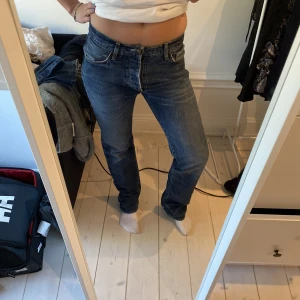 Lågmidjade jeans - Lågmidjade jeans som är lite utsvängda där nere från acne❤️