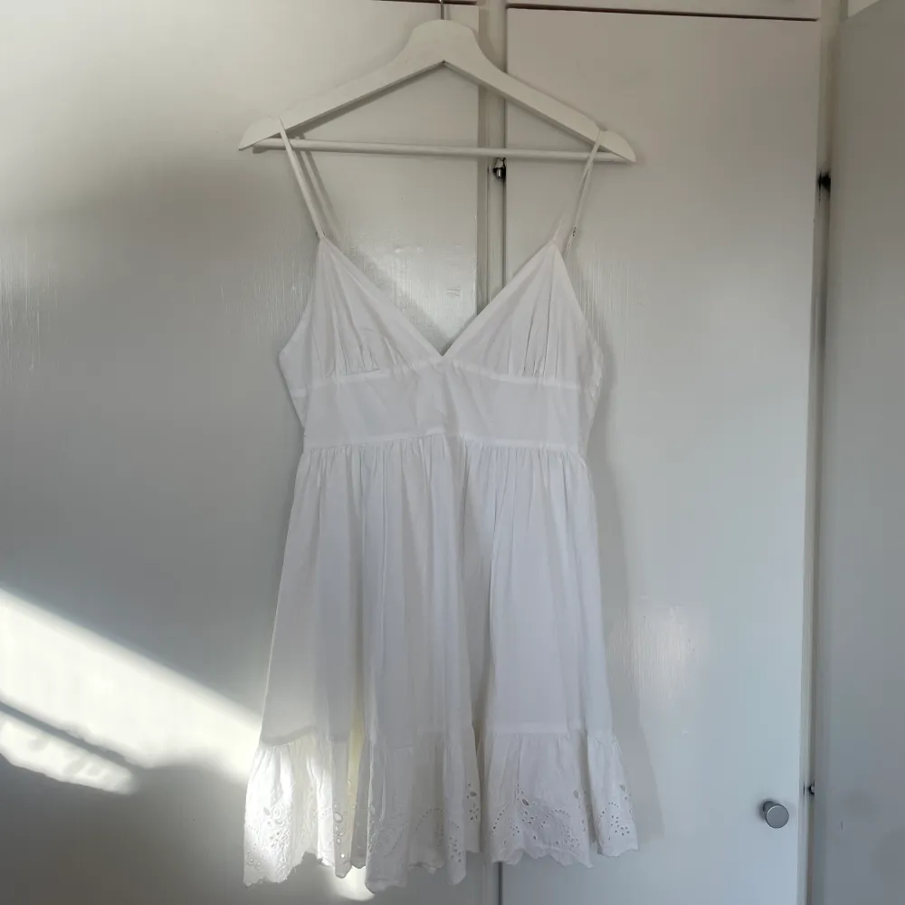 Säljer denna otroligt söta helt oanvända vita klänningen från Zara💕💕. Klänningar.