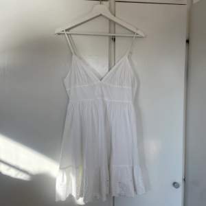 Säljer denna otroligt söta helt oanvända vita klänningen från Zara💕💕