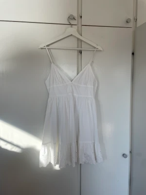 Vit sommar klänning - Säljer denna otroligt söta helt oanvända vita klänningen från Zara💕💕