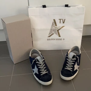 Golden goose  - Tja säljer nu mina tvärfeta och sällsynta Golden goose skor dem är fortfarande i bra skick och medföljer påse Mvh//Stockholmstiloutlet