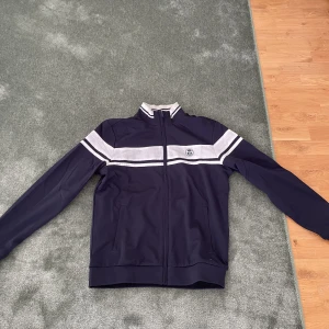 Sergio Tacchini tröja - Jag säljer den för att det var fel storlek så den är bara provad.