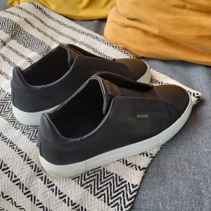 Axel Arigato  - Tja, säljer mina axel arigato skor som jag haft ett tag men inte använt speciellt mycket, dom är i väldigt bra skick, stl 41