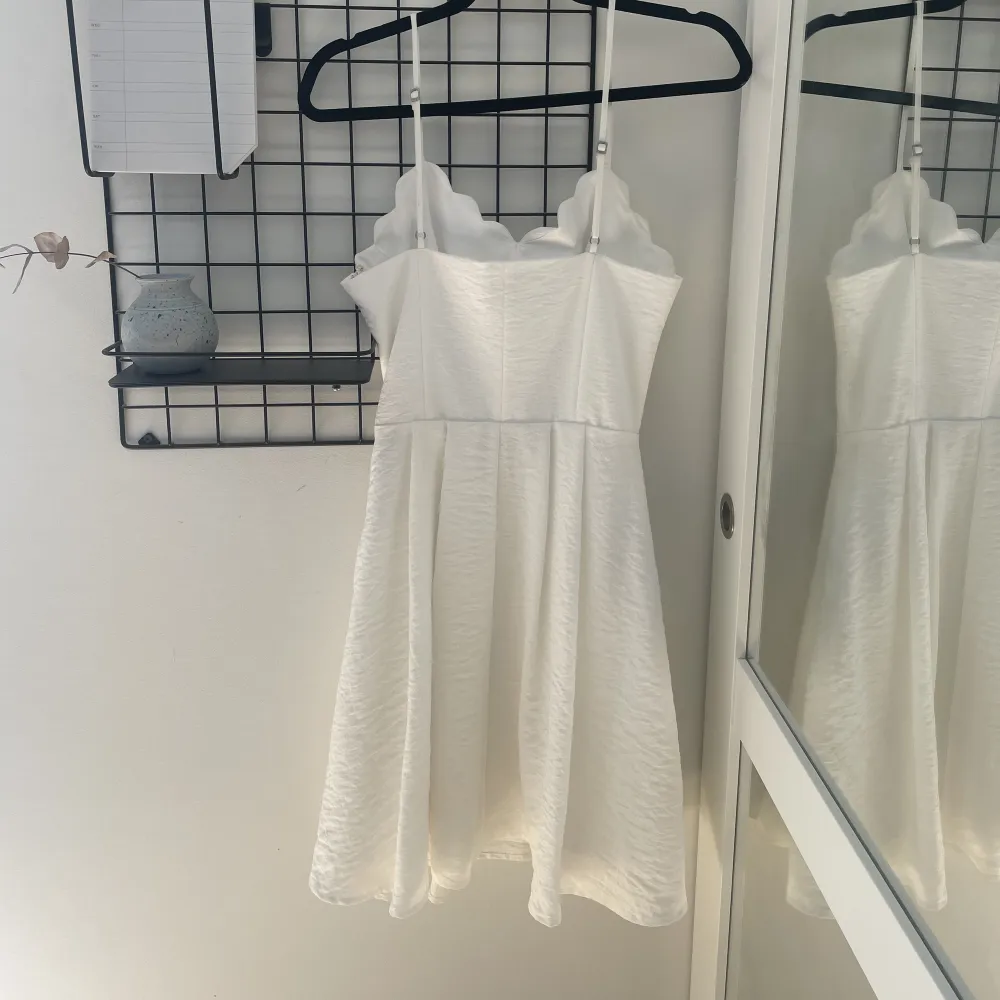 Så söt vit klänning från VILA som kan användas som student eller konfirmationsklänning💞 använd en gång till min egen konfirmation men kommer inte till användning. Klänningar.