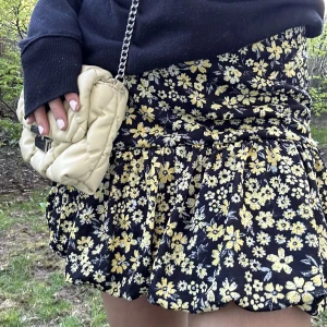 Kjol - Supersöt kjol, oavänd med lappen kvar💛 Nypris: 280 kr, säljer den för halva! Kan absolut skicka bild på lappen oxå. Kontakta innan du trycker på ”köp nu”!