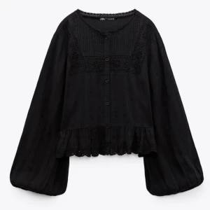 Svart blus från Zara - Säljer denna jätte fina blusen från zara som bara är använd en gång, säljer den då jag inte får användning av den!