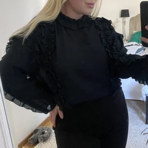 Volangblus från Zara - Så fin och söt volangblus från Zara i mörkgrönt. Storlek XL så jag brukar ha den instoppad. Så skönt och tunt material utan att vara genomskinlig