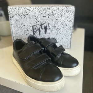 Eytys doja velcro - Säljer nu dessa Eytys doja velcro i stl 42, som tyvärr var försmå. Modellen går inte att få tag på längre. Nyskick (Använda 2 ggr) Köpta för 2000kr Säljer för 1300 kr ( pris kan diskuteras)