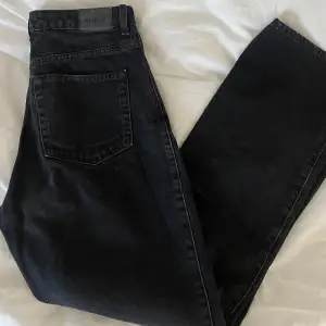 Snygga jeans i modellen Row ifrån weekday 