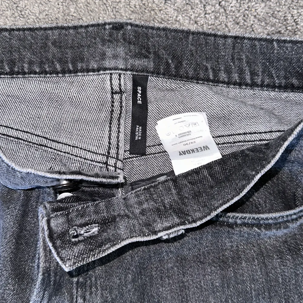 Jeans från Weekday i färgen mörkgrå. Storlek 29/30, Space Relaxed Straight Jeans. Endast använda ett fåtal gånger så är i princip i nyskick, 9/10 i skick. Nypris 600 . Jeans & Byxor.