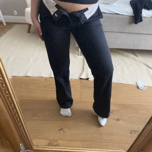 Dickies byxor 30/32 - Säljer mina älskade dickies byxor för att de tyvärr blivit för små. Bra skick men använda. Jag är 160, normalt en s ibland m i byxor och de är precis så det inte passar på mig. 