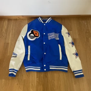 Zara Varsity/Bomber - Säljer fräsig Bomber/Varsity Jacka!! Inte jätte tjock så perfekt att ha som en windbreaker på en lite kyligare sommar dag!!  Zara artistic equalisation  Medium Skick 9/10 Bin 649kr Tar självfallet emot bud också