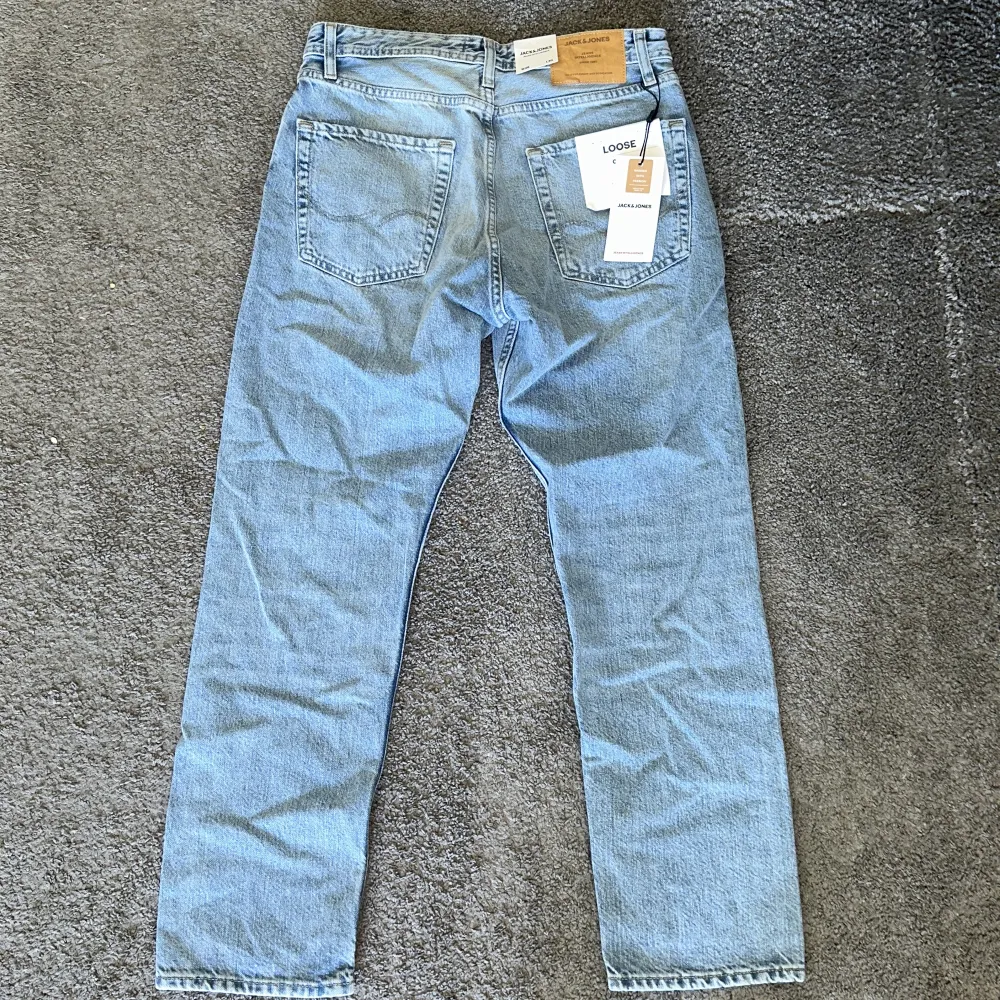 Ljusblå jeans från Jack & Jones. Herr, Storlek 28/30. Helt ny och oanvänd, 10/10 i skick. Nypris 500. Jeans & Byxor.