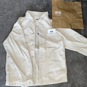 Overshirt Uniqlo Herr - Beige overshirt från Uniqlo. Herr, Storlek XS. Jag har storlek S i alla mina kläder och denna fungerar utmärkt i en storlek mindre. Helt ny och oanvänd, med kvitto och allting kvar 10/10 i skick. Nypris 600kr. Perfekt vår och sommarjacka. 