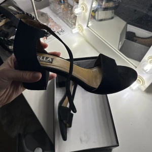 Svarta klackar - Säljer dessa superfina klackar ifrån Ella, köpta på scorett för 800kr Jättesköna att gå i, köpte dem till min studentbal.