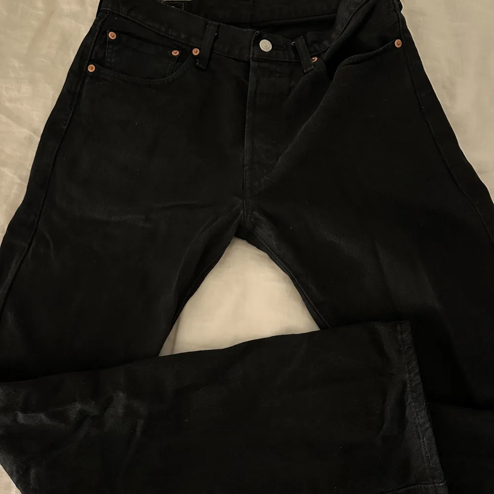 Straight fit, barely worn  Size: 32x32. Jeans & Byxor.