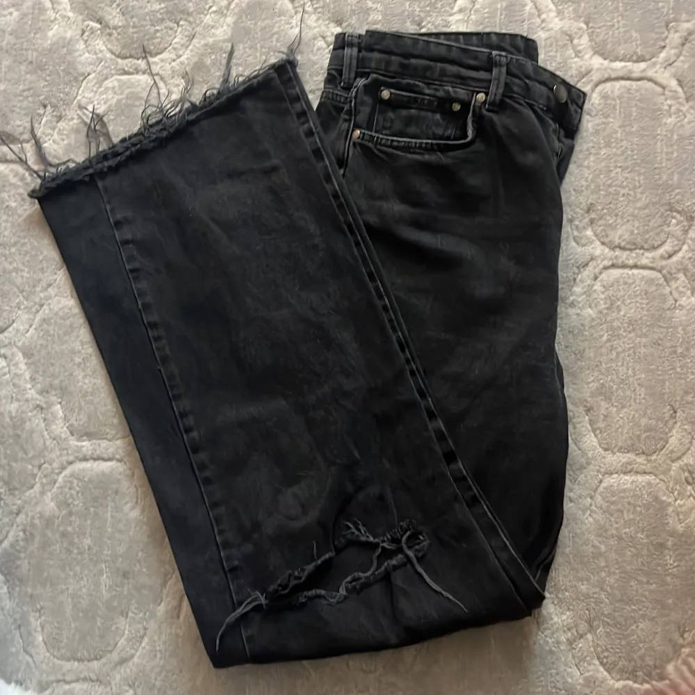 Black stradivarious jeans. Worn a “lot” Great condition! Perfect for my tall girlies:) and they sit so perfectly especially in the back!. Jeans & Byxor.