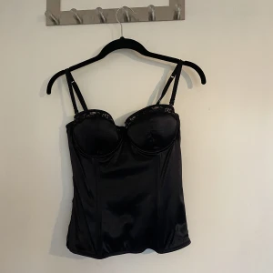 Korsettopp med spets  - Jättefin topp med spänne bak och korsett detaljer 