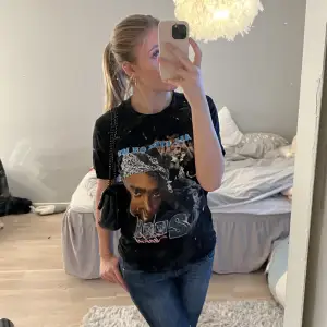 En så cool tupac t-shirt i storlek S, aldrig använd💞