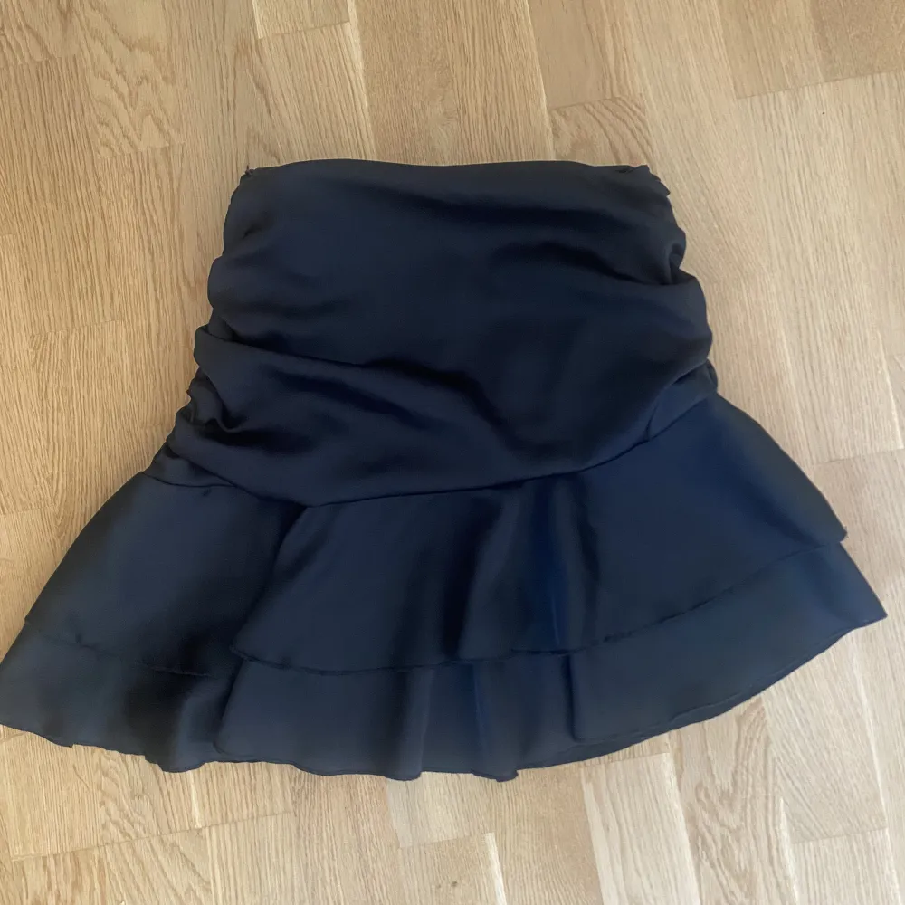 Säljer denna superfina satin kjol! Den har detaljer på sidorna och är snedskuren i passform. 🖤. Kjolar.