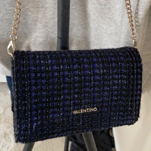 Valentino väska  - Säljer denna skitsnygga valentino väskan för att den aldrig kommer till användning. Använd max 3 gånger. Köpte den för 1400 kr säljer för 800kr!! 